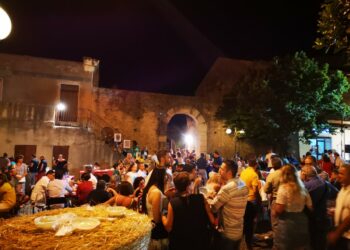 Centinaia di persone alla V^ edizione della Festa del Vino dinanzi al palazzo storico di Belvedere di Spinello